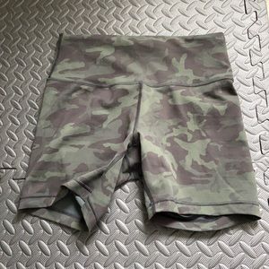 NWOT LULULEMON wunderunder CAMO BIKER SHORTS 6 in
